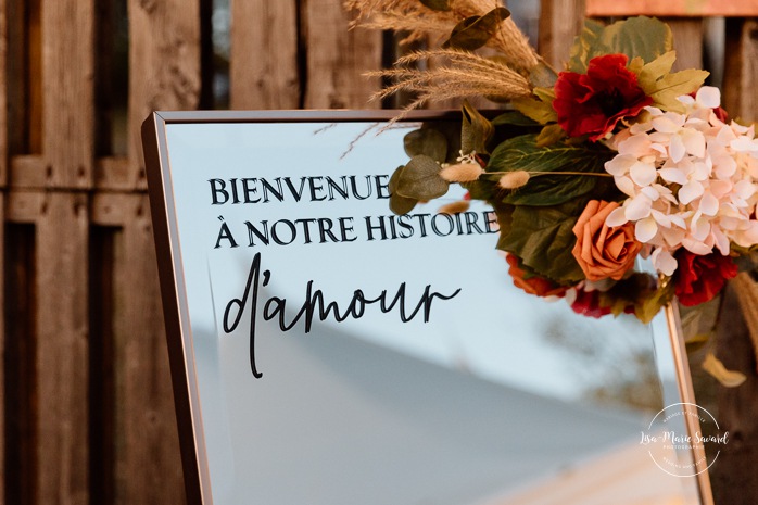 Outdoor tent wedding reception ideas. Fall wedding reception under tent. Mariage au Domaine St-Simon en automne. Photographe de mariage en Montérégie. Domaine St-Simon wedding.
