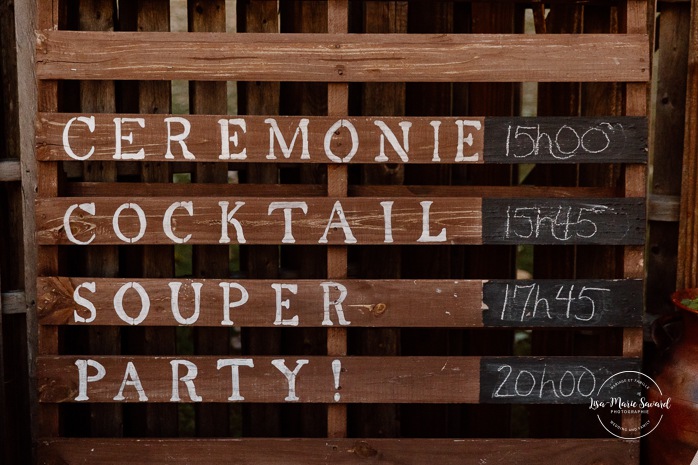 Outdoor tent wedding reception ideas. Fall wedding reception under tent. Mariage au Domaine St-Simon en automne. Photographe de mariage en Montérégie. Domaine St-Simon wedding.