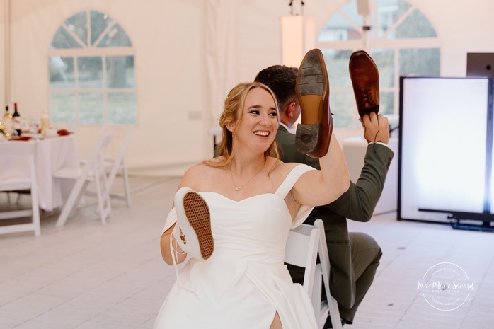 Wedding night game ideas. Outdoor tent wedding reception ideas. Mariage au Domaine St-Simon en automne. Photographe de mariage en Montérégie. Domaine St-Simon wedding.