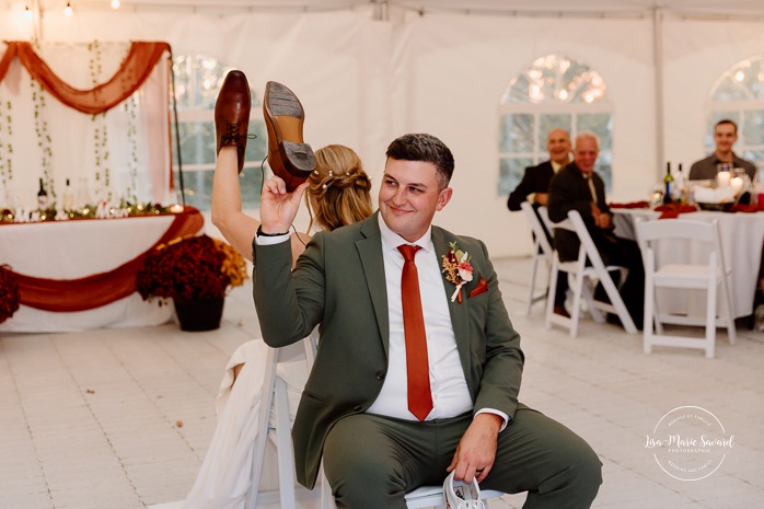 Wedding night game ideas. Outdoor tent wedding reception ideas. Mariage au Domaine St-Simon en automne. Photographe de mariage en Montérégie. Domaine St-Simon wedding.