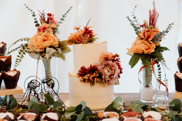 Fall wedding cake ideas. Fall floral wedding cake and cupcakes. Mariage au Domaine St-Simon en automne. Photographe de mariage en Montérégie. Domaine St-Simon wedding.