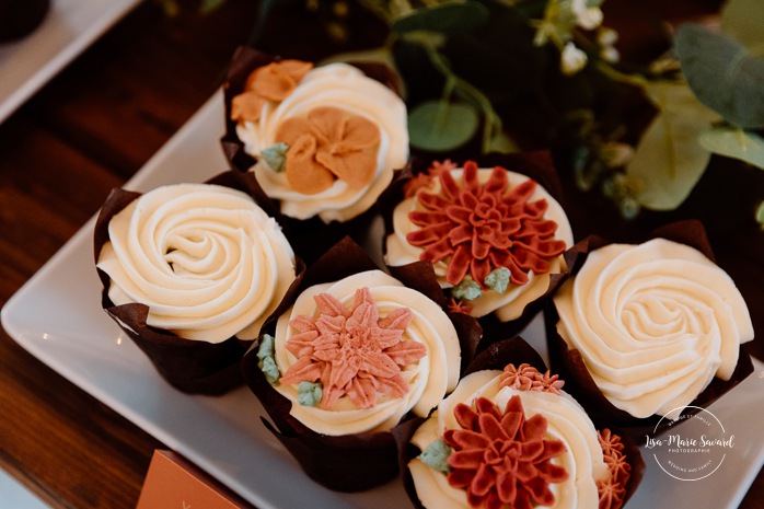 Fall wedding cake ideas. Fall floral wedding cake and cupcakes. Mariage au Domaine St-Simon en automne. Photographe de mariage en Montérégie. Domaine St-Simon wedding.