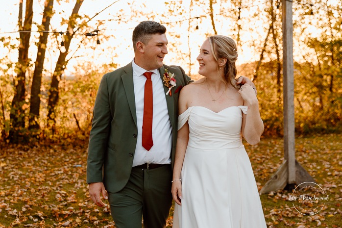 Fall wedding photos ideas. Golden hour wedding photos. Romantic wedding photos. Mariage au Domaine St-Simon en automne. Photographe de mariage en Montérégie. Domaine St-Simon wedding.