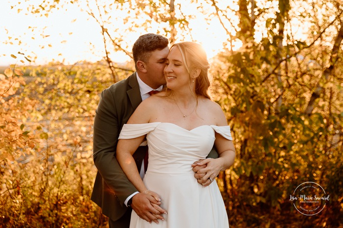 Fall wedding photos ideas. Golden hour wedding photos. Romantic wedding photos. Mariage au Domaine St-Simon en automne. Photographe de mariage en Montérégie. Domaine St-Simon wedding.