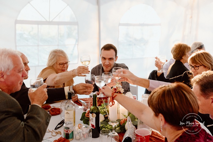 Outdoor tent wedding reception ideas. Fall wedding reception under tent. Wedding cocktail game ideas. Mariage au Domaine St-Simon en automne. Photographe de mariage en Montérégie. Domaine St-Simon wedding.