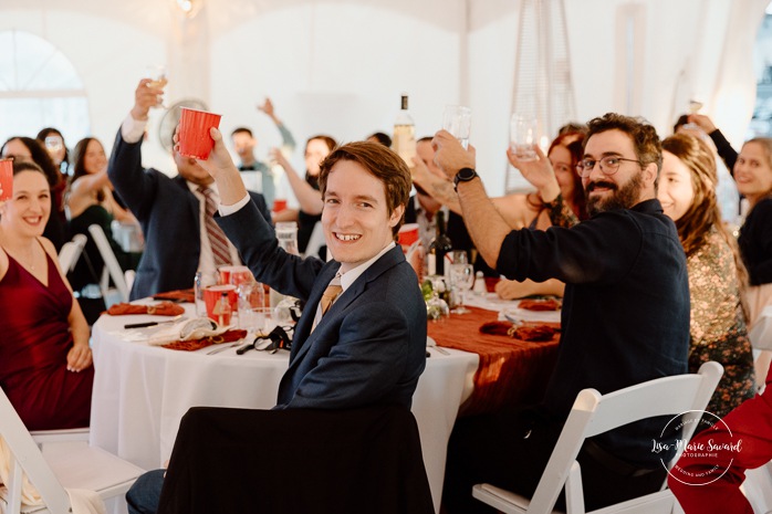 Outdoor tent wedding reception ideas. Fall wedding reception under tent. Wedding cocktail game ideas. Mariage au Domaine St-Simon en automne. Photographe de mariage en Montérégie. Domaine St-Simon wedding.