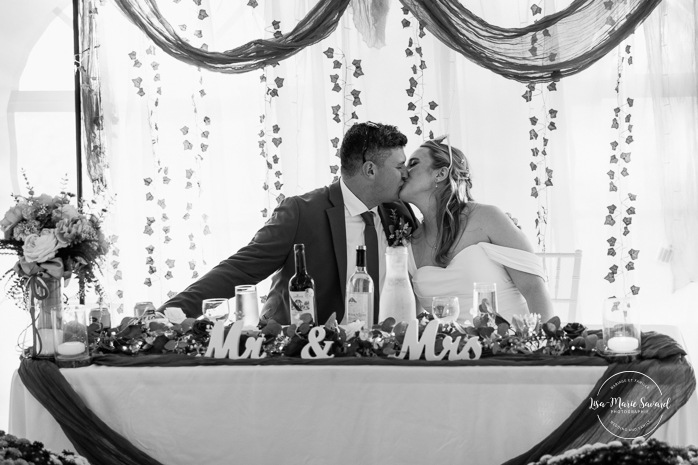 Outdoor tent wedding reception ideas. Fall wedding reception under tent. Wedding cocktail game ideas. Mariage au Domaine St-Simon en automne. Photographe de mariage en Montérégie. Domaine St-Simon wedding.