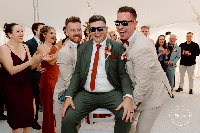 Outdoor tent wedding reception ideas. Fall wedding reception under tent. Wedding cocktail game ideas. Mariage au Domaine St-Simon en automne. Photographe de mariage en Montérégie. Domaine St-Simon wedding.