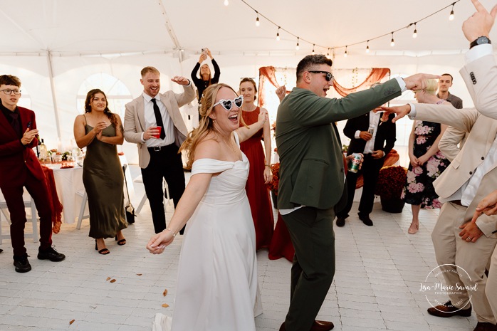 Outdoor tent wedding reception ideas. Fall wedding reception under tent. Wedding cocktail game ideas. Mariage au Domaine St-Simon en automne. Photographe de mariage en Montérégie. Domaine St-Simon wedding.