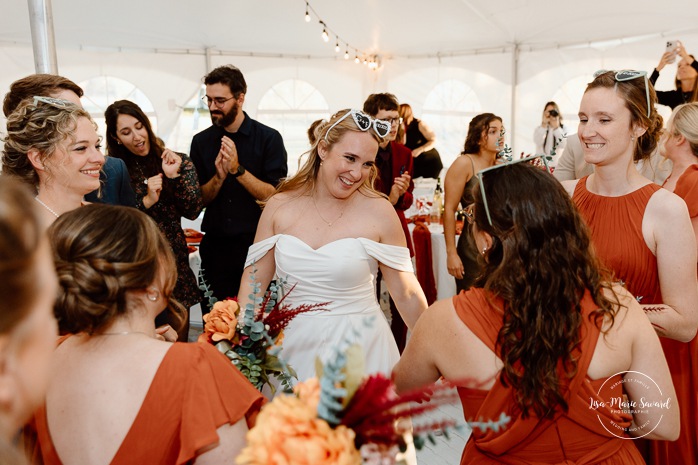 Outdoor tent wedding reception ideas. Fall wedding reception under tent. Wedding cocktail game ideas. Mariage au Domaine St-Simon en automne. Photographe de mariage en Montérégie. Domaine St-Simon wedding.
