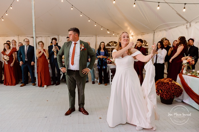 Wedding first dance ideas. Outdoor tent wedding reception ideas. Mariage au Domaine St-Simon en automne. Photographe de mariage en Montérégie. Domaine St-Simon wedding.