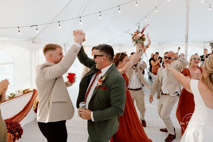 Outdoor tent wedding reception ideas. Fall wedding reception under tent. Wedding cocktail game ideas. Mariage au Domaine St-Simon en automne. Photographe de mariage en Montérégie. Domaine St-Simon wedding.