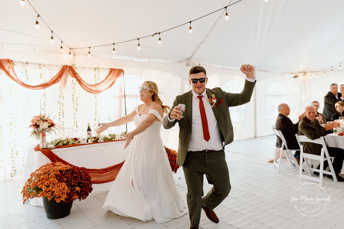 Outdoor tent wedding reception ideas. Fall wedding reception under tent. Wedding cocktail game ideas. Mariage au Domaine St-Simon en automne. Photographe de mariage en Montérégie. Domaine St-Simon wedding.