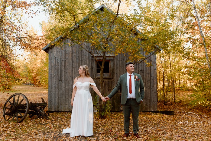Fall wedding photos ideas. Golden hour wedding photos. Romantic wedding photos. Mariage au Domaine St-Simon en automne. Photographe de mariage en Montérégie. Domaine St-Simon wedding.