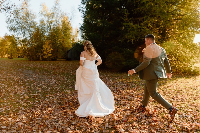 Fall wedding photos ideas. Golden hour wedding photos. Romantic wedding photos. Mariage au Domaine St-Simon en automne. Photographe de mariage en Montérégie. Domaine St-Simon wedding.