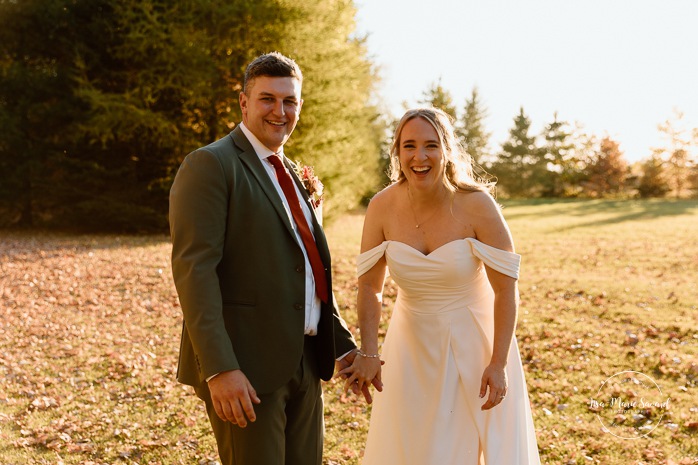 Fall wedding photos ideas. Golden hour wedding photos. Romantic wedding photos. Mariage au Domaine St-Simon en automne. Photographe de mariage en Montérégie. Domaine St-Simon wedding.