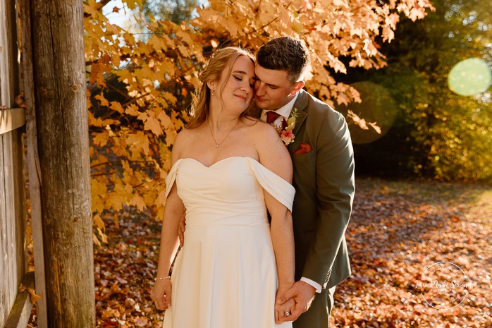 Fall wedding photos ideas. Golden hour wedding photos. Romantic wedding photos. Mariage au Domaine St-Simon en automne. Photographe de mariage en Montérégie. Domaine St-Simon wedding.