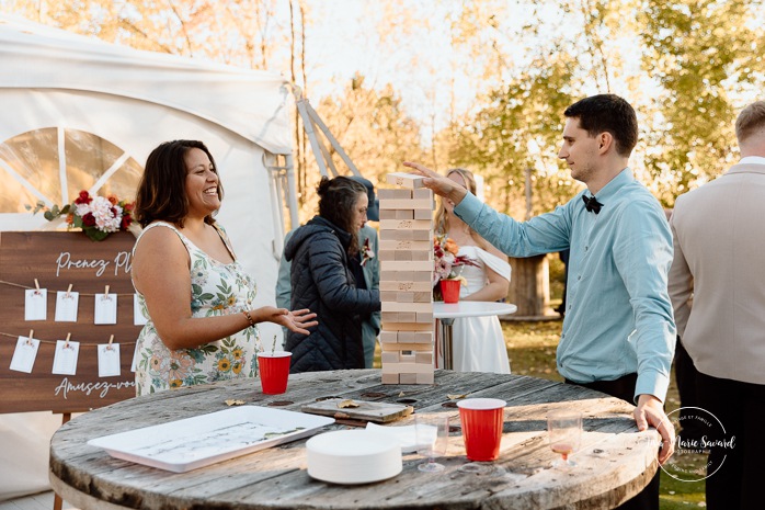 Outdoor wedding cocktail with games. Wedding cocktail game ideas. Mariage au Domaine St-Simon en automne. Photographe de mariage en Montérégie. Domaine St-Simon wedding.