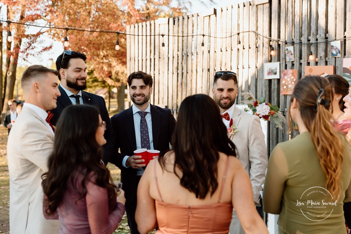 Outdoor wedding cocktail with games. Wedding cocktail game ideas. Mariage au Domaine St-Simon en automne. Photographe de mariage en Montérégie. Domaine St-Simon wedding.