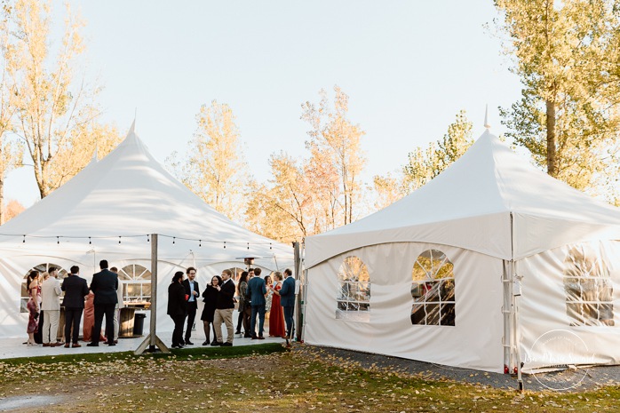 Outdoor wedding cocktail with games. Wedding cocktail game ideas. Mariage au Domaine St-Simon en automne. Photographe de mariage en Montérégie. Domaine St-Simon wedding.