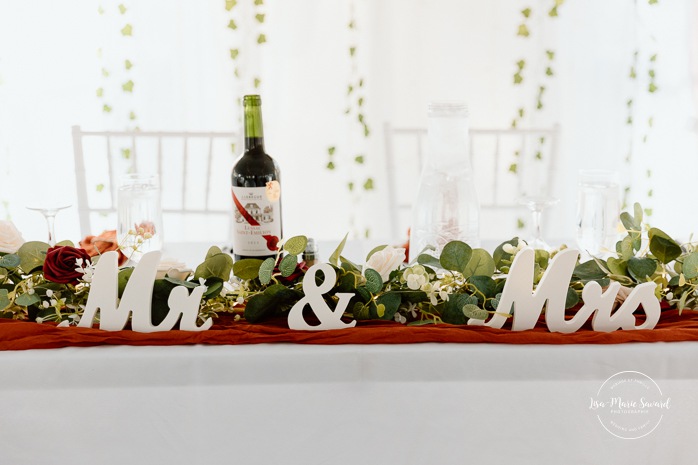Fall color wedding reception decor. Burnt orange wedding decor. Mariage au Domaine St-Simon en automne. Photographe de mariage en Montérégie. Domaine St-Simon wedding.