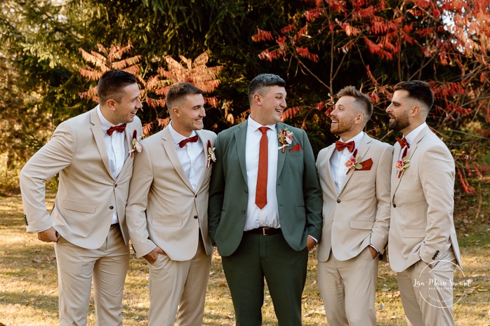 Fall bridal party photos. Wedding photos with six bridesmaids and four groosmen. Mariage au Domaine St-Simon en automne. Photographe de mariage en Montérégie. Domaine St-Simon wedding.