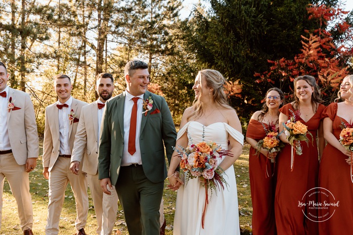 Fall bridal party photos. Wedding photos with six bridesmaids and four groosmen. Mariage au Domaine St-Simon en automne. Photographe de mariage en Montérégie. Domaine St-Simon wedding.