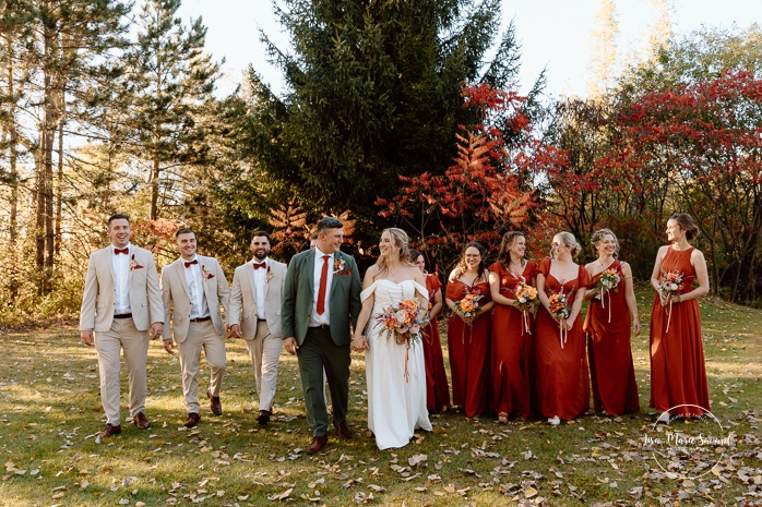 Fall bridal party photos. Wedding photos with six bridesmaids and four groosmen. Mariage au Domaine St-Simon en automne. Photographe de mariage en Montérégie. Domaine St-Simon wedding.