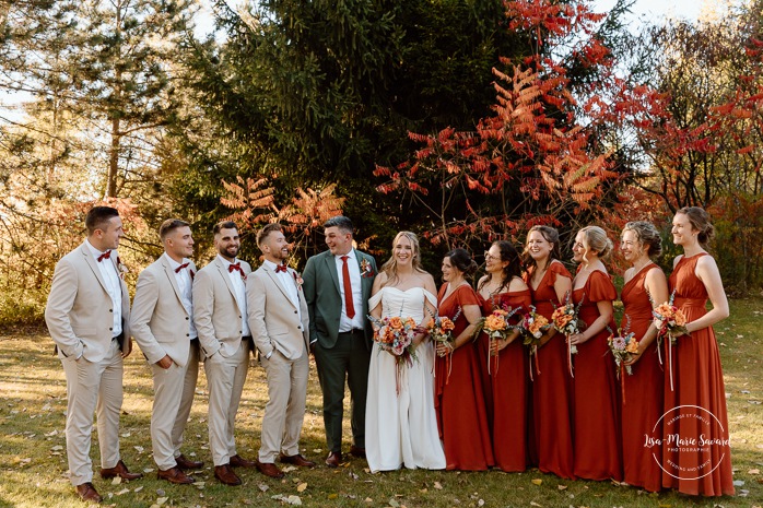 Fall bridal party photos. Wedding photos with six bridesmaids and four groosmen. Mariage au Domaine St-Simon en automne. Photographe de mariage en Montérégie. Domaine St-Simon wedding.