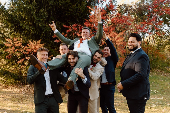 Fall wedding family photos. Wedding photos with parents and siblings. Mariage au Domaine St-Simon en automne. Photographe de mariage en Montérégie. Domaine St-Simon wedding.