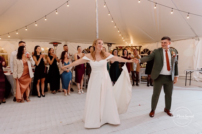 Wedding first dance ideas. Outdoor tent wedding reception ideas. Mariage au Domaine St-Simon en automne. Photographe de mariage en Montérégie. Domaine St-Simon wedding.