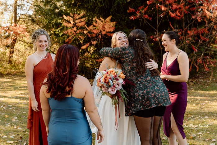 Fall wedding family photos. Wedding photos with parents and siblings. Mariage au Domaine St-Simon en automne. Photographe de mariage en Montérégie. Domaine St-Simon wedding.