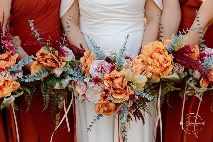 Fall bridal party photos. Wedding photos with six bridesmaids and four groosmen. Mariage au Domaine St-Simon en automne. Photographe de mariage en Montérégie. Domaine St-Simon wedding.