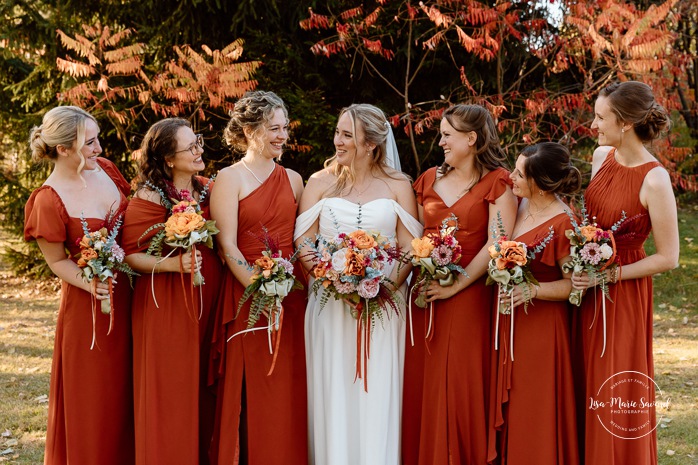 Fall bridal party photos. Wedding photos with six bridesmaids and four groosmen. Mariage au Domaine St-Simon en automne. Photographe de mariage en Montérégie. Domaine St-Simon wedding.