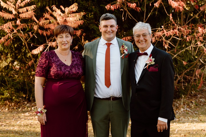 Fall wedding family photos. Wedding photos with parents and siblings. Mariage au Domaine St-Simon en automne. Photographe de mariage en Montérégie. Domaine St-Simon wedding.