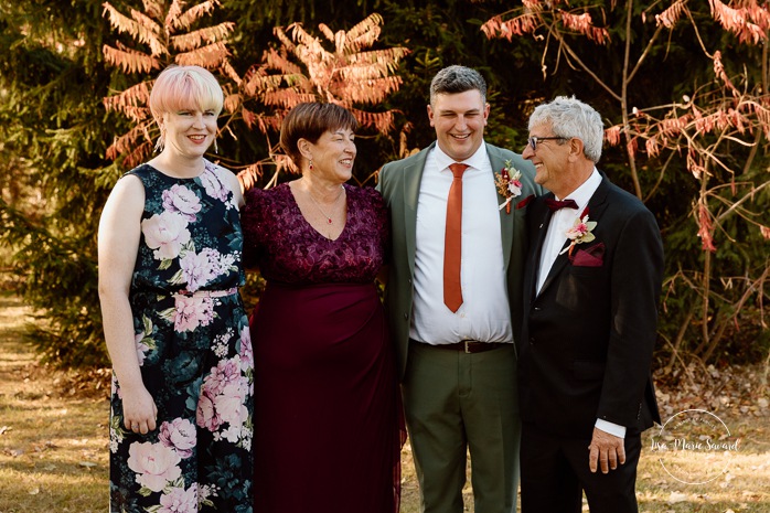 Fall wedding family photos. Wedding photos with parents and siblings. Mariage au Domaine St-Simon en automne. Photographe de mariage en Montérégie. Domaine St-Simon wedding.