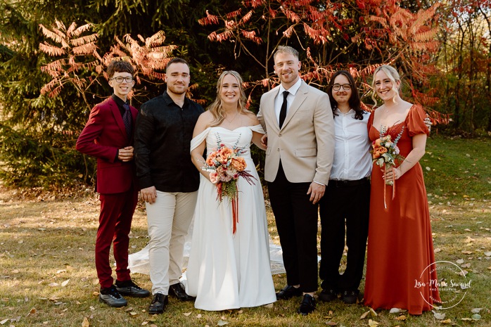 Fall wedding family photos. Wedding photos with parents and siblings. Mariage au Domaine St-Simon en automne. Photographe de mariage en Montérégie. Domaine St-Simon wedding.
