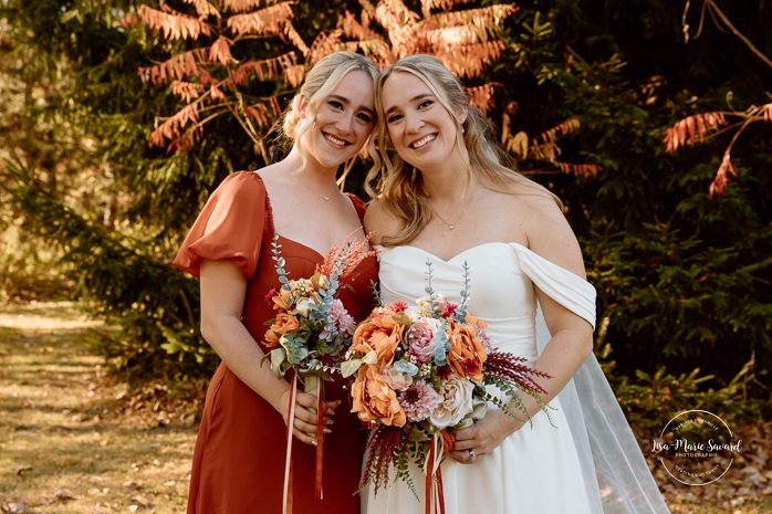 Fall wedding family photos. Wedding photos with parents and siblings. Mariage au Domaine St-Simon en automne. Photographe de mariage en Montérégie. Domaine St-Simon wedding.