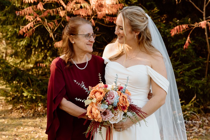 Fall wedding family photos. Wedding photos with parents and siblings. Mariage au Domaine St-Simon en automne. Photographe de mariage en Montérégie. Domaine St-Simon wedding.