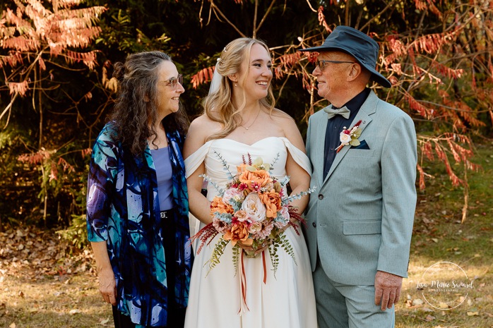 Fall wedding family photos. Wedding photos with parents and siblings. Mariage au Domaine St-Simon en automne. Photographe de mariage en Montérégie. Domaine St-Simon wedding.