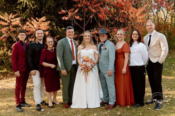 Fall wedding family photos. Wedding photos with parents and siblings. Mariage au Domaine St-Simon en automne. Photographe de mariage en Montérégie. Domaine St-Simon wedding.