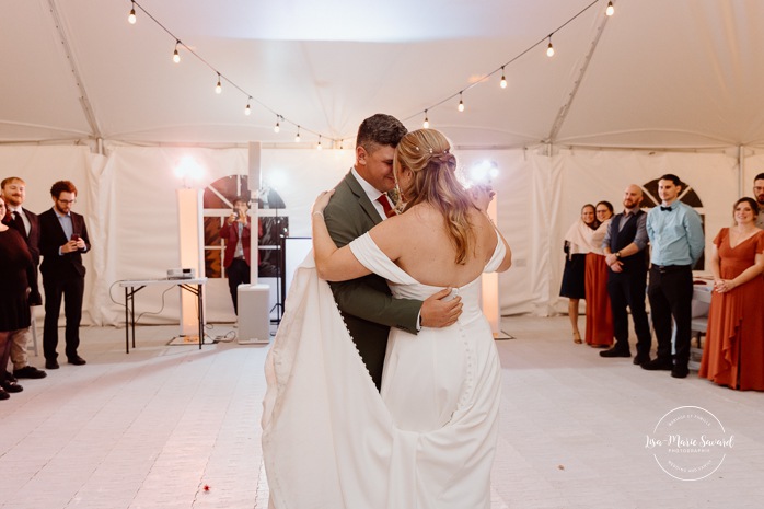 Wedding first dance ideas. Outdoor tent wedding reception ideas. Mariage au Domaine St-Simon en automne. Photographe de mariage en Montérégie. Domaine St-Simon wedding.
