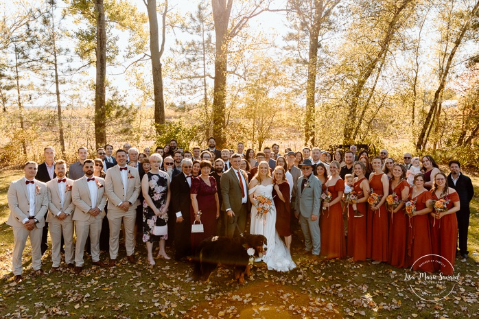 Wedding group photo with every guest. Mariage au Domaine St-Simon en automne. Photographe de mariage en Montérégie. Domaine St-Simon wedding.