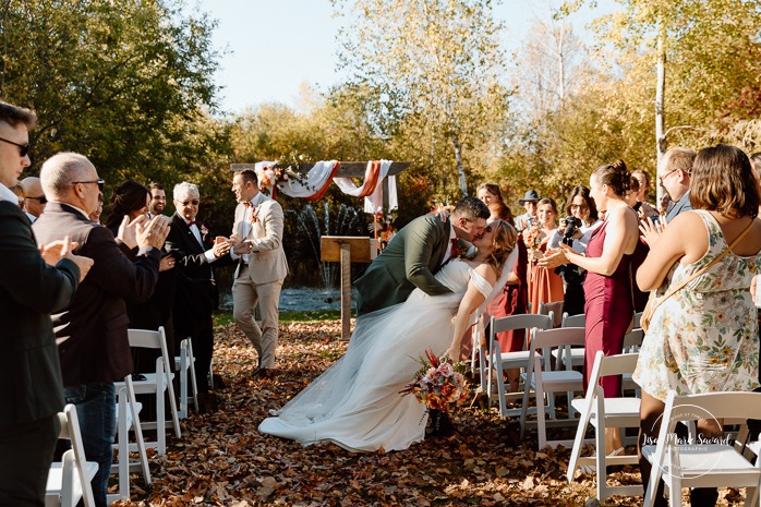 Outdoor fall wedding ceremony. Mariage au Domaine St-Simon en automne. Photographe de mariage en Montérégie. Domaine St-Simon wedding.
