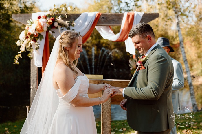 Outdoor fall wedding ceremony. Mariage au Domaine St-Simon en automne. Photographe de mariage en Montérégie. Domaine St-Simon wedding.