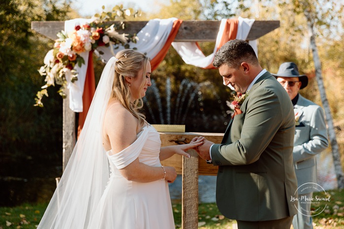 Outdoor fall wedding ceremony. Mariage au Domaine St-Simon en automne. Photographe de mariage en Montérégie. Domaine St-Simon wedding.