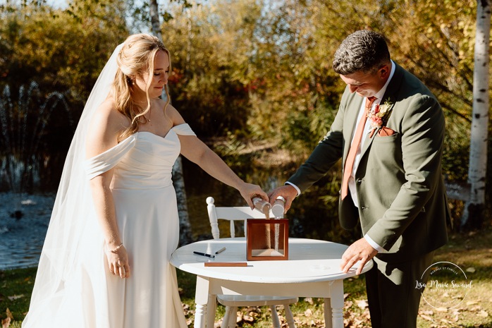 Outdoor fall wedding ceremony. Mariage au Domaine St-Simon en automne. Photographe de mariage en Montérégie. Domaine St-Simon wedding.