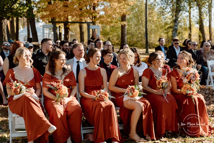 Outdoor fall wedding ceremony. Mariage au Domaine St-Simon en automne. Photographe de mariage en Montérégie. Domaine St-Simon wedding.