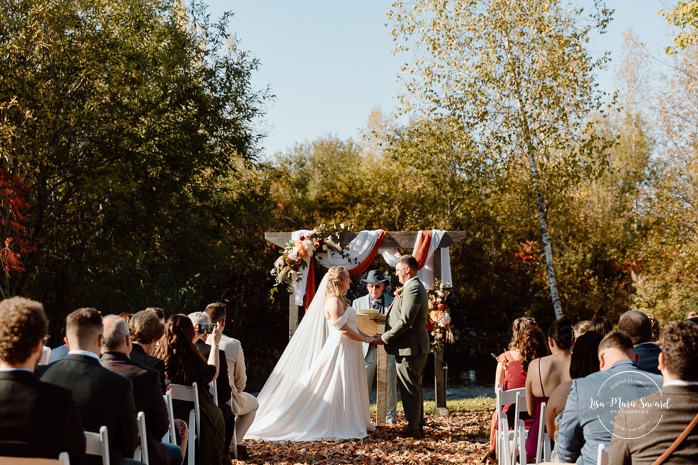 Outdoor fall wedding ceremony. Mariage au Domaine St-Simon en automne. Photographe de mariage en Montérégie. Domaine St-Simon wedding.