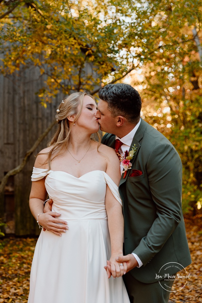 Fall wedding photos ideas. Golden hour wedding photos. Romantic wedding photos. Mariage au Domaine St-Simon en automne. Photographe de mariage en Montérégie. Domaine St-Simon wedding.